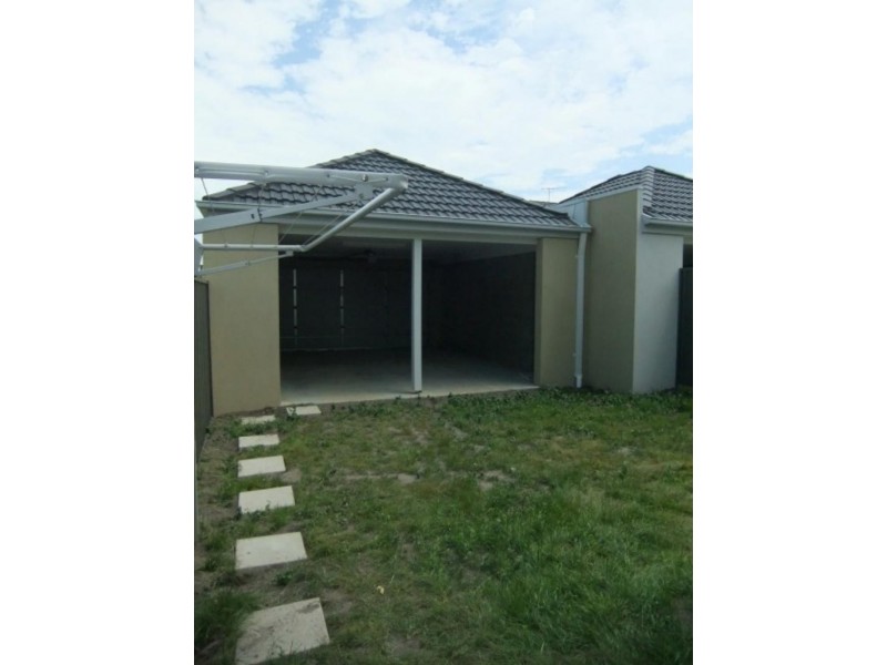 4/311 Howqua Pl, Pakenham VIC 3810