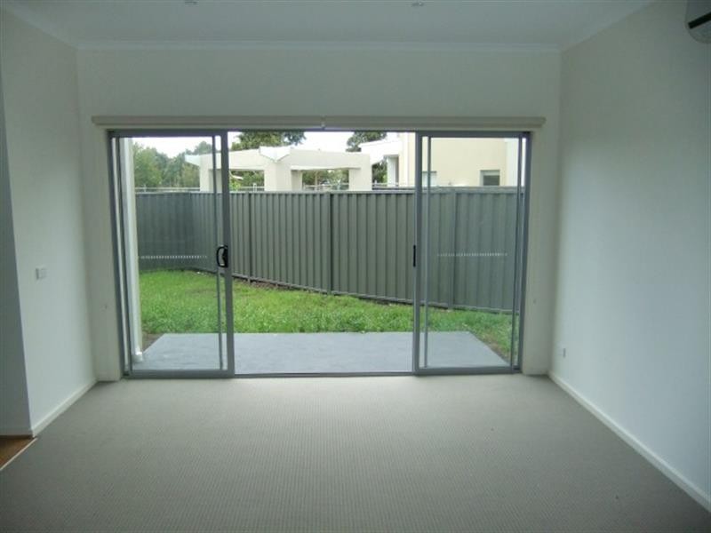 10/11 Howqua Pl, Pakenham VIC 3810