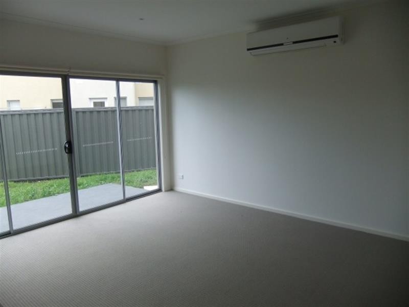 10/11 Howqua Pl, Pakenham VIC 3810