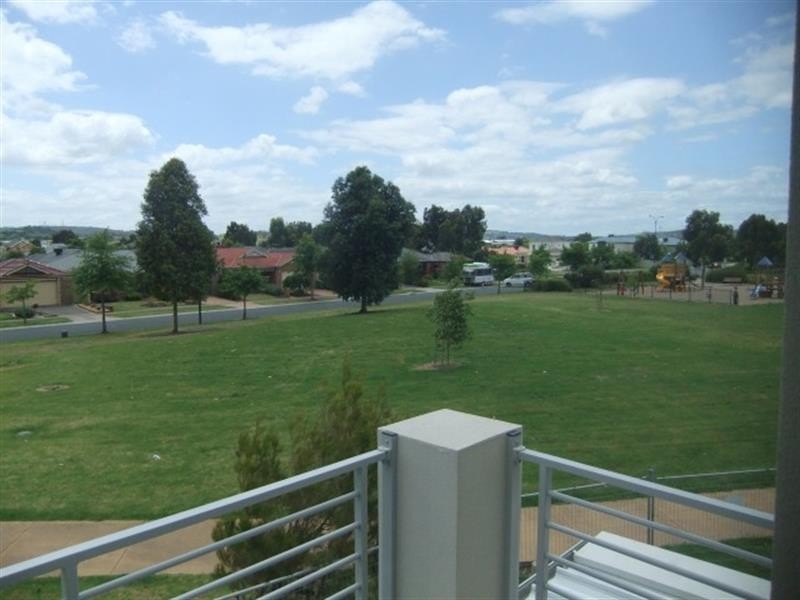 10/11 Howqua Pl, Pakenham VIC 3810