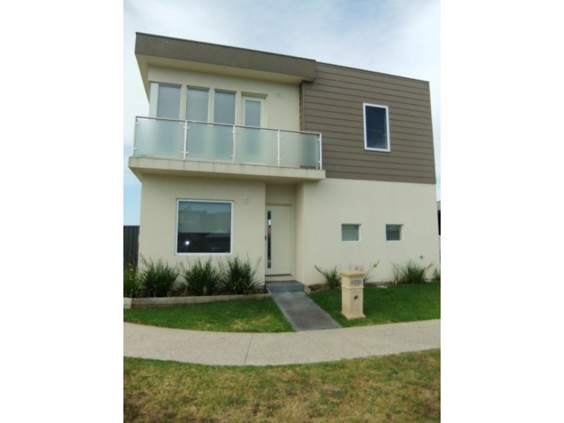 34 Edgeware Cl, Pakenham VIC 3810