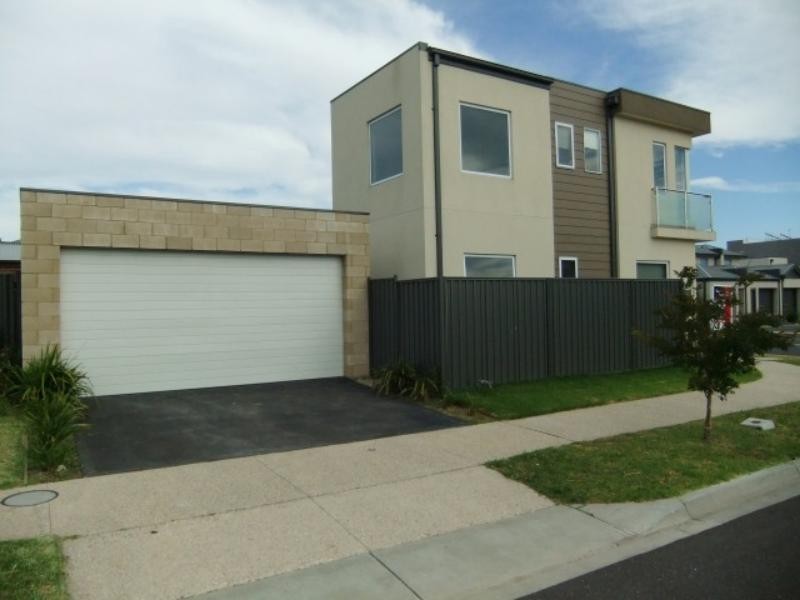 34 Edgeware Cl, Pakenham VIC 3810