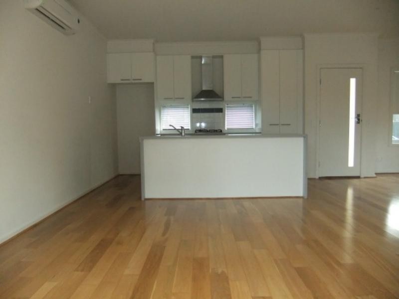 34 Edgeware Cl, Pakenham VIC 3810