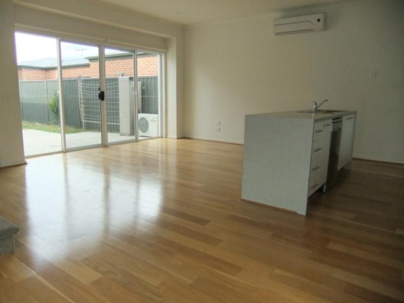 34 Edgeware Cl, Pakenham VIC 3810