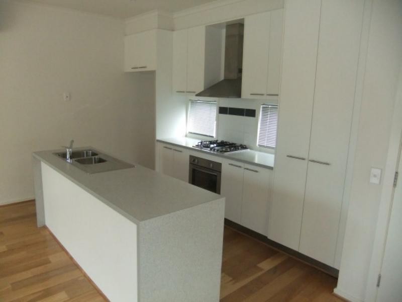 34 Edgeware Cl, Pakenham VIC 3810