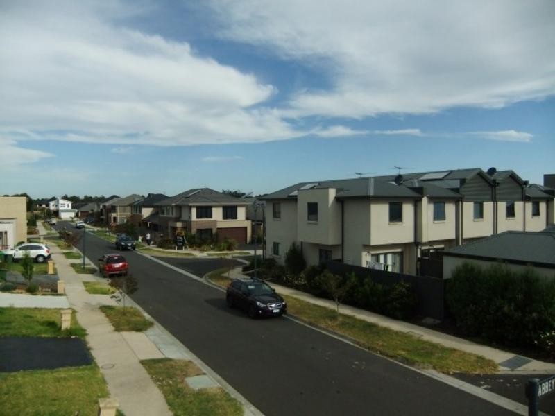 34 Edgeware Cl, Pakenham VIC 3810