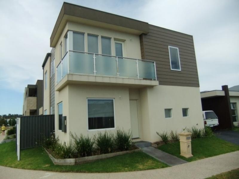 34 Edgeware Gr, Pakenham VIC 3810