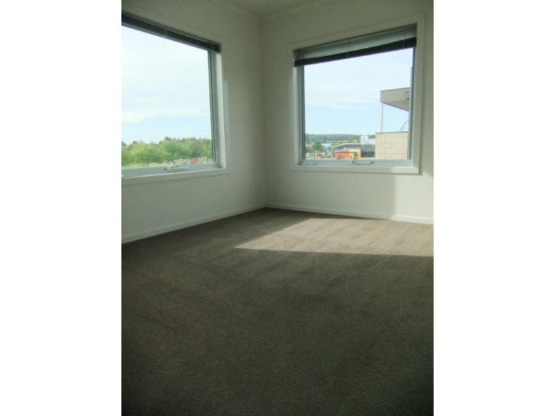 34 Edgeware Gr, Pakenham VIC 3810