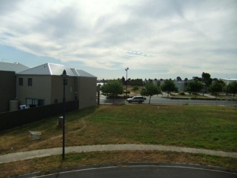 34 Edgeware Gr, Pakenham VIC 3810