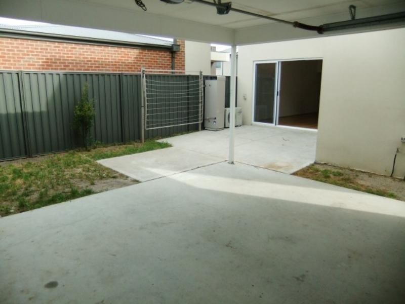 34 Edgeware Gr, Pakenham VIC 3810
