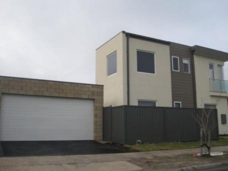 34 Edgeware Gr, Pakenham VIC 3810