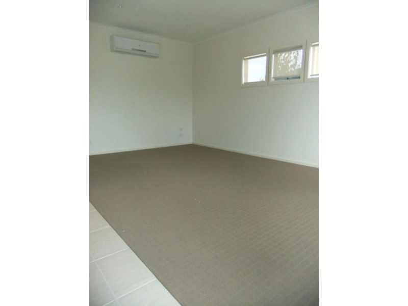 1/11 Howqua Pl, Pakenham VIC 3810