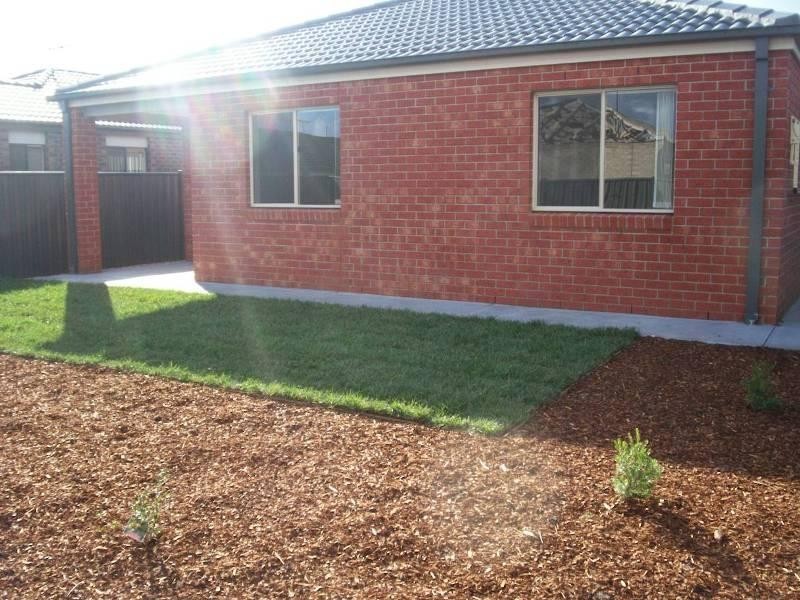 74 Hatchlands  Dr, Deer Park VIC 3023