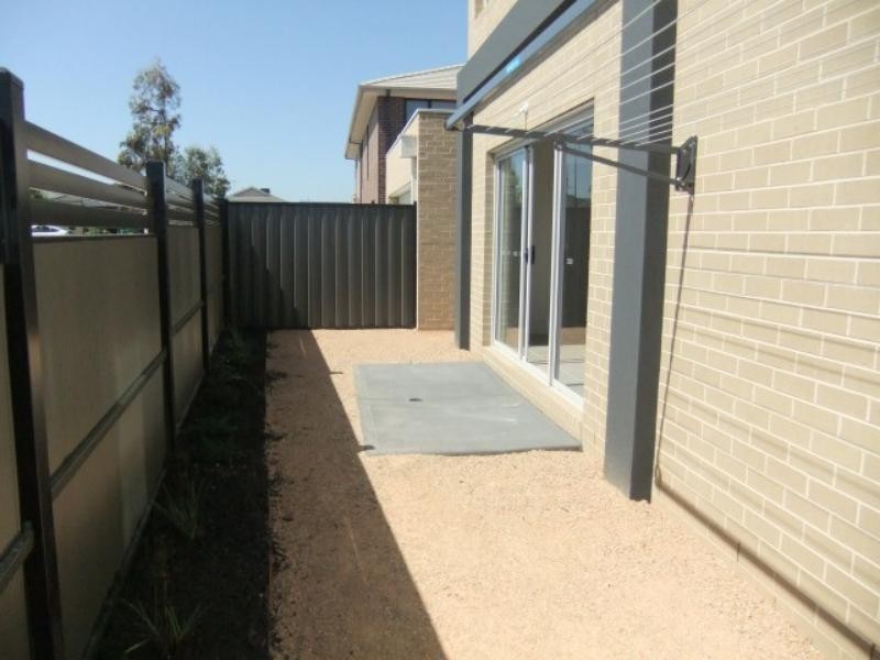 1/1-9 Kirkstead Gr, Craigieburn VIC 3064