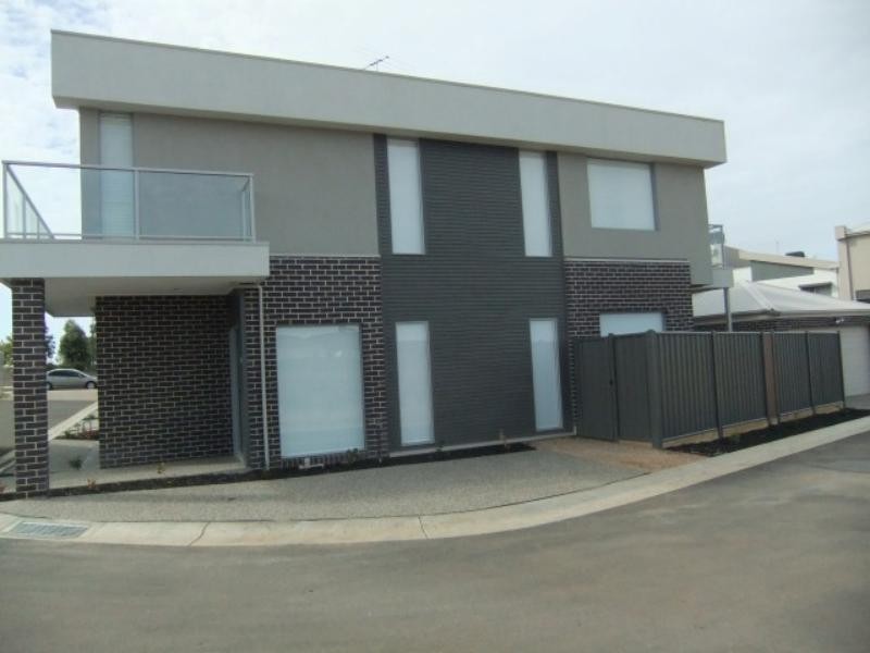 17/69-77 Lancefield Dr, Caroline Springs VIC 3023