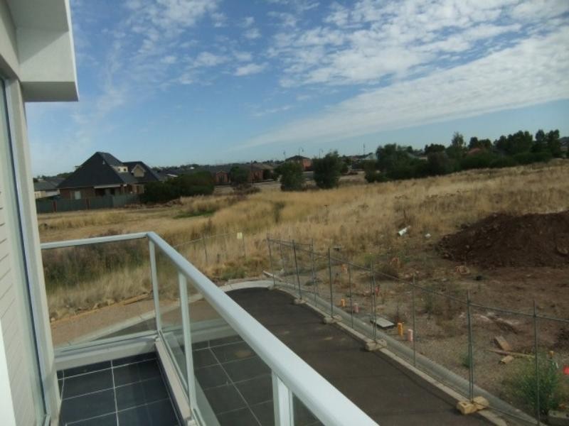 17/69-77 Lancefield Dr, Caroline Springs VIC 3023