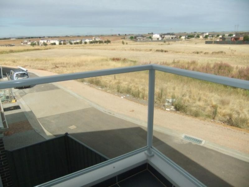 17/69-77 Lancefield Dr, Caroline Springs VIC 3023