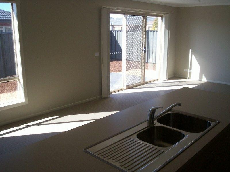 2 Flower Gum Cres, Tarneit VIC 3029