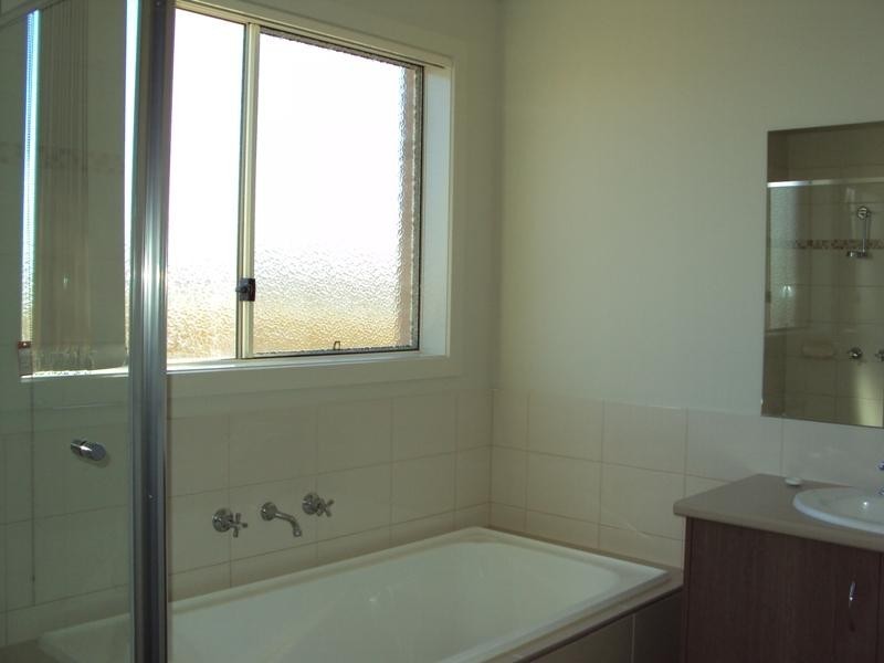 18 Sugar Gum Dr, Doreen VIC 3754