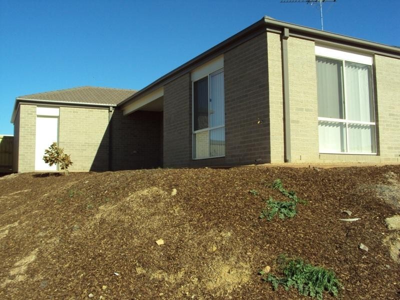 18 Sugar Gum Dr, Doreen VIC 3754