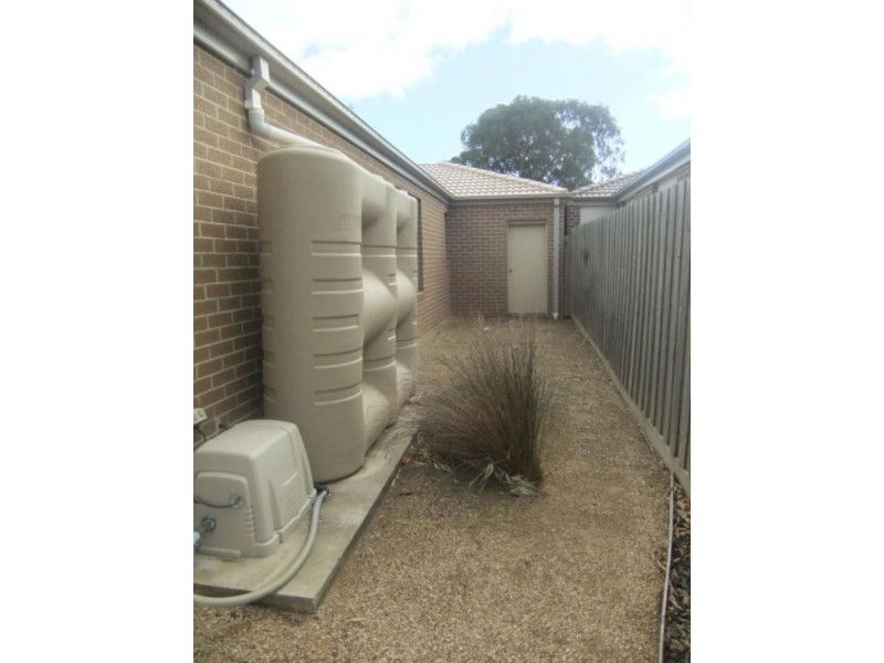 32 Harmony Dr, South Morang VIC 3752