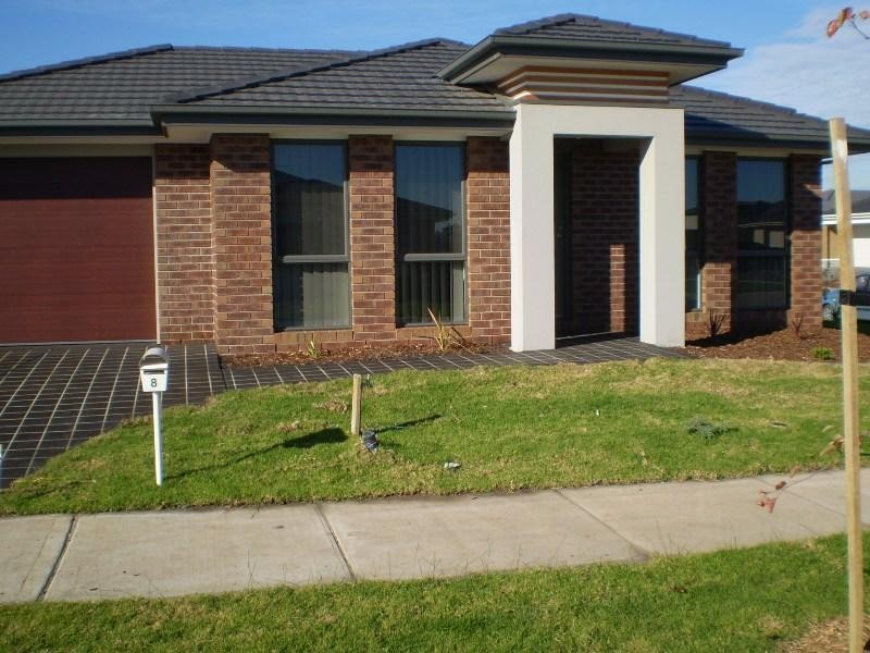 8 Yalding Pl, Deer Park VIC 3023
