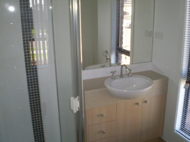 8 Yalding Pl, Deer Park VIC 3023