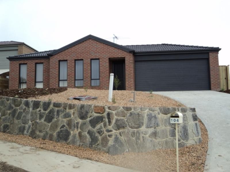 104 Phillip Dr, Sunbury VIC 3429