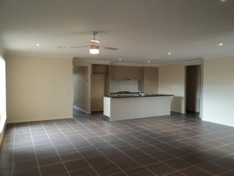 104 Phillip Dr, Sunbury VIC 3429