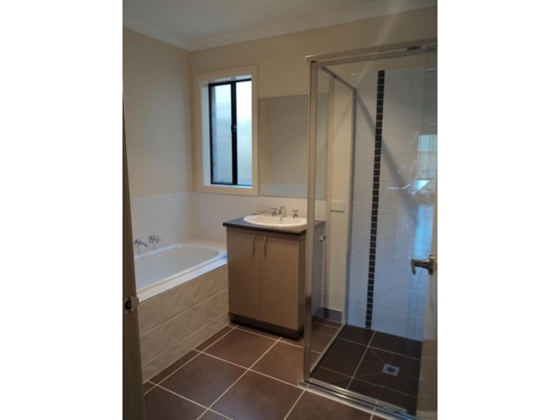 104 Phillip Dr, Sunbury VIC 3429