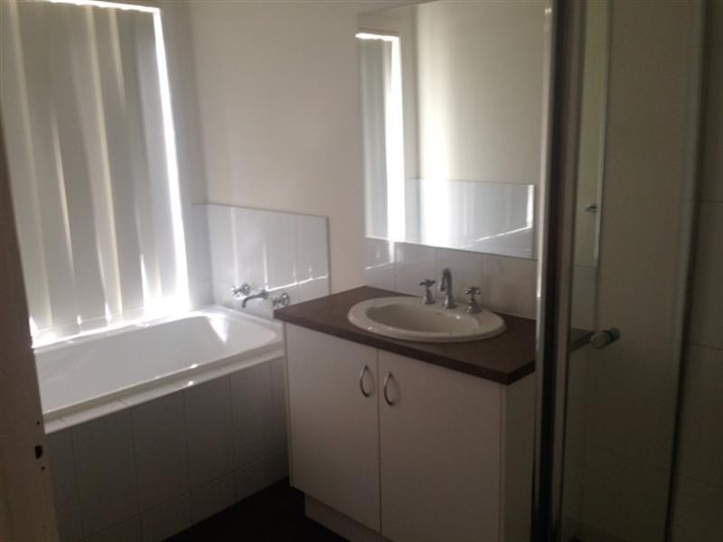 28 Tiverton Pkwy, Derrimut VIC 3030