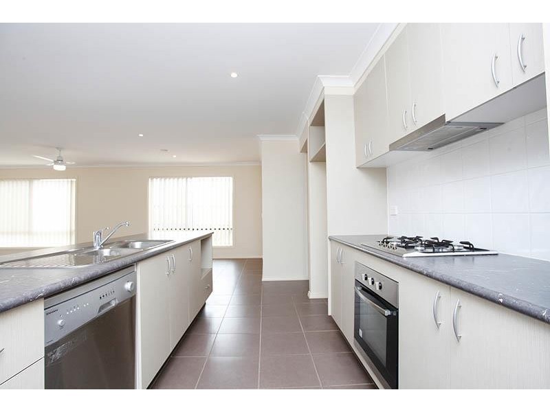 104 Phillip Dr, Sunbury VIC 3429