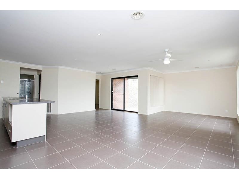 104 Phillip Dr, Sunbury VIC 3429