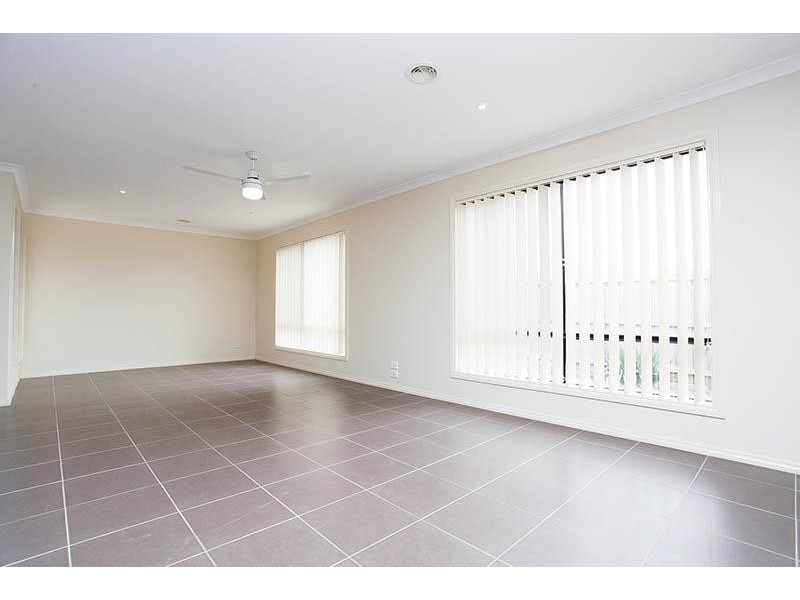 104 Phillip Dr, Sunbury VIC 3429