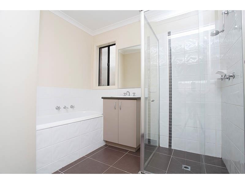 104 Phillip Dr, Sunbury VIC 3429