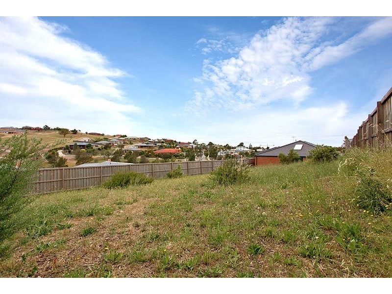 104 Phillip Dr, Sunbury VIC 3429
