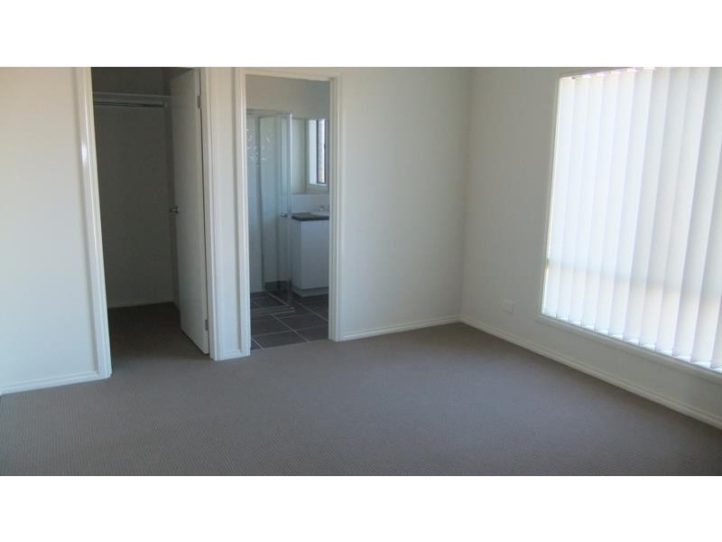 187 Phillip Dr, Sunbury VIC 3429