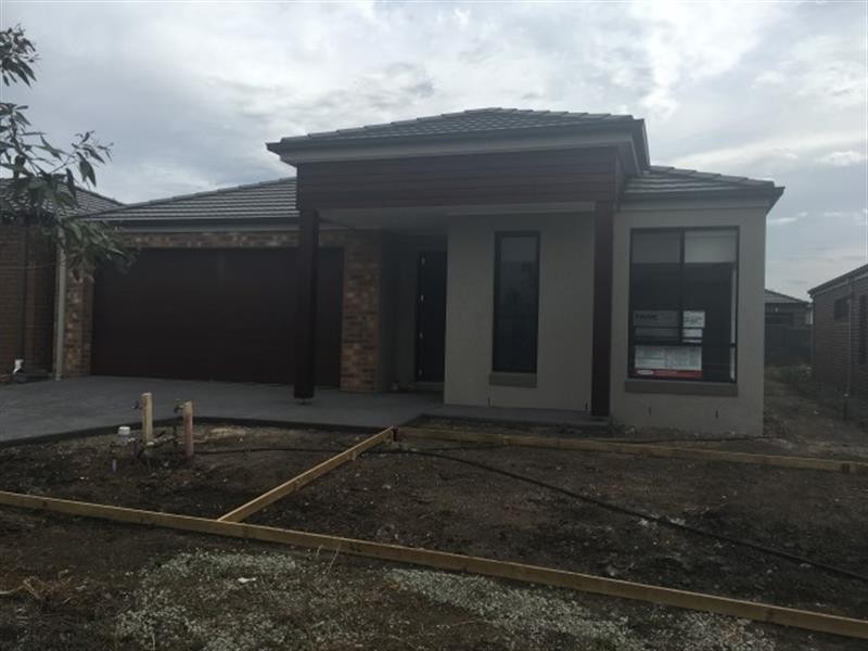82 Elmslie Dr, Cranbourne East VIC 3977