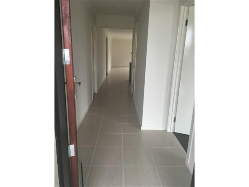 82 Elmslie Dr, Cranbourne East VIC 3977