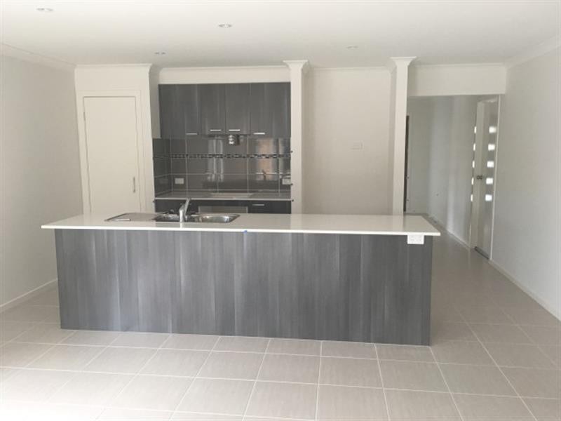 82 Elmslie Dr, Cranbourne East VIC 3977
