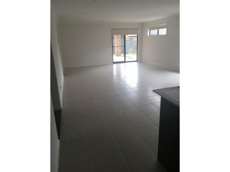 82 Elmslie Dr, Cranbourne East VIC 3977