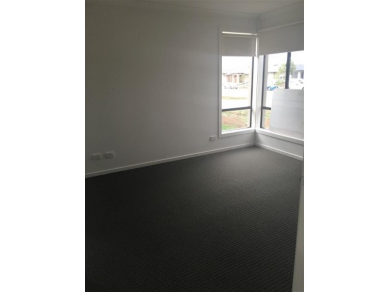 82 Elmslie Dr, Cranbourne East VIC 3977