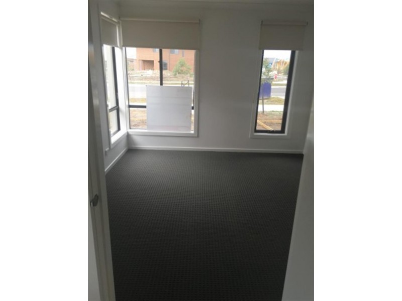 82 Elmslie Dr, Cranbourne East VIC 3977