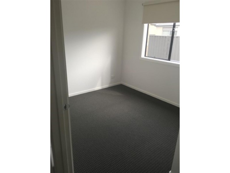 82 Elmslie Dr, Cranbourne East VIC 3977