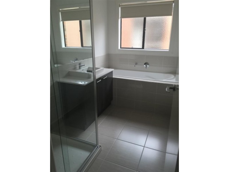 82 Elmslie Dr, Cranbourne East VIC 3977