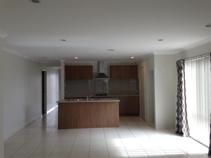 8 Bunker Cct, Deer Park VIC 3023