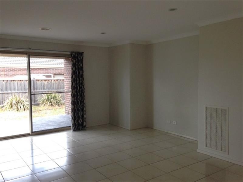 8 Bunker Cct, Deer Park VIC 3023