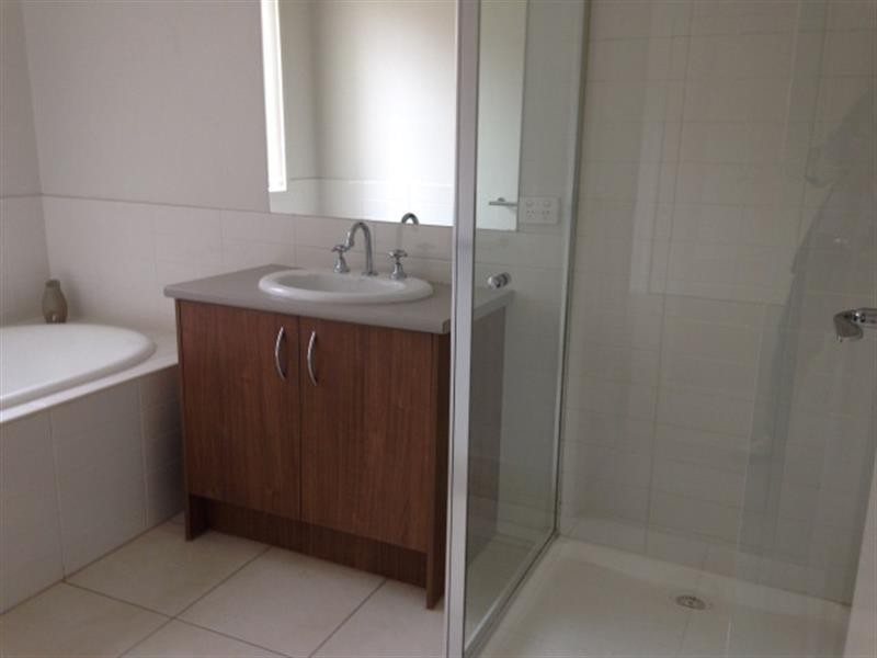 8 Bunker Cct, Deer Park VIC 3023