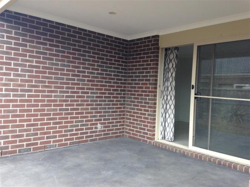 8 Bunker Cct, Deer Park VIC 3023