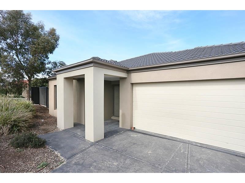 71 Charteris Dr, Craigieburn VIC 3064